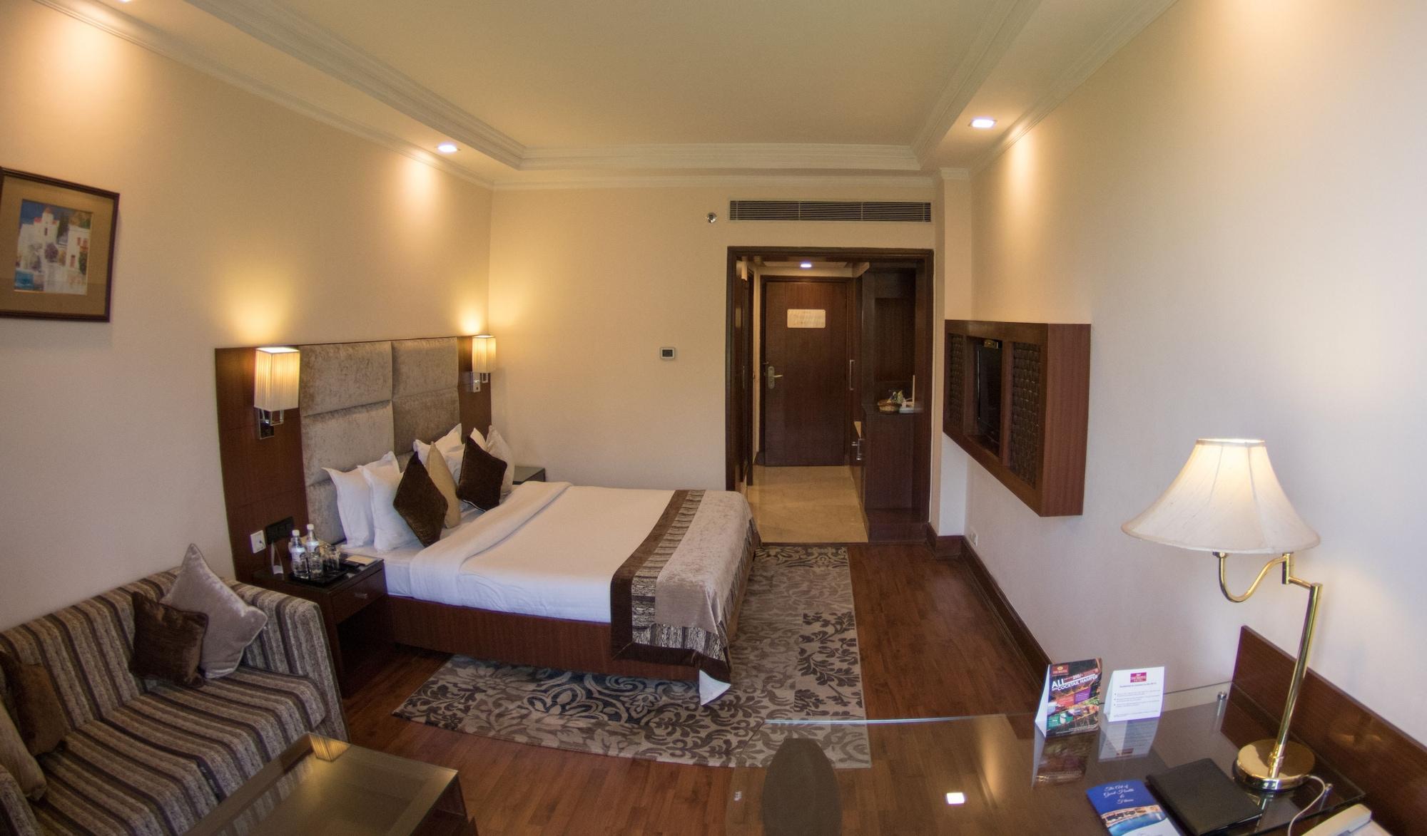 Hotel The Bristol Gurgaon Zewnętrze zdjęcie