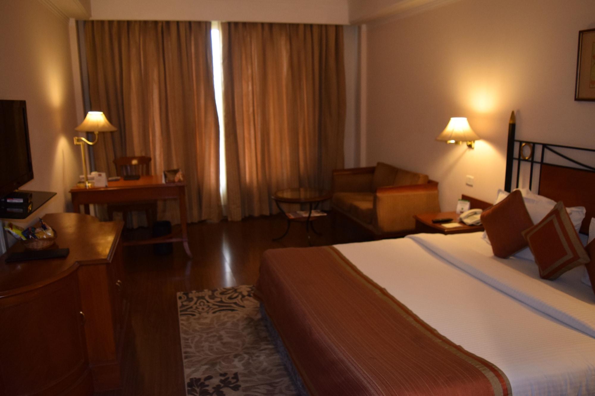 Hotel The Bristol Gurgaon Zewnętrze zdjęcie