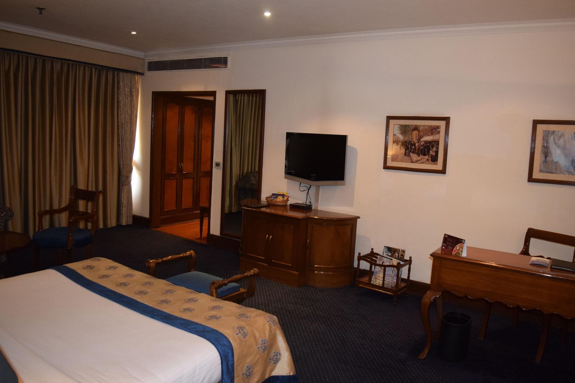 Hotel The Bristol Gurgaon Zewnętrze zdjęcie