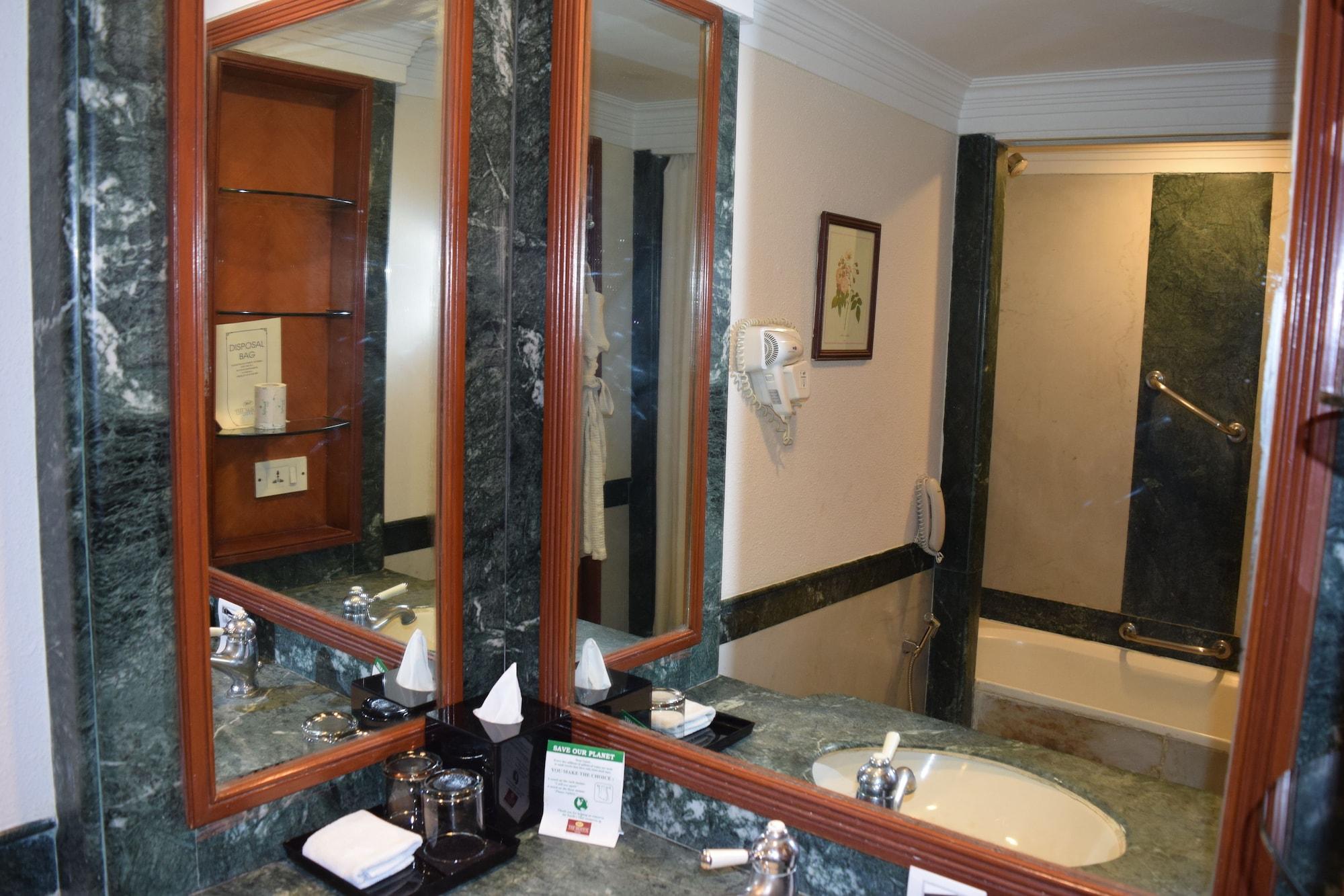 Hotel The Bristol Gurgaon Zewnętrze zdjęcie