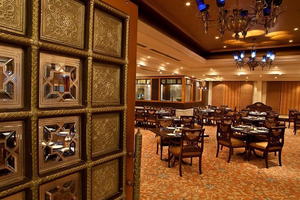 Hotel The Bristol Gurgaon Zewnętrze zdjęcie