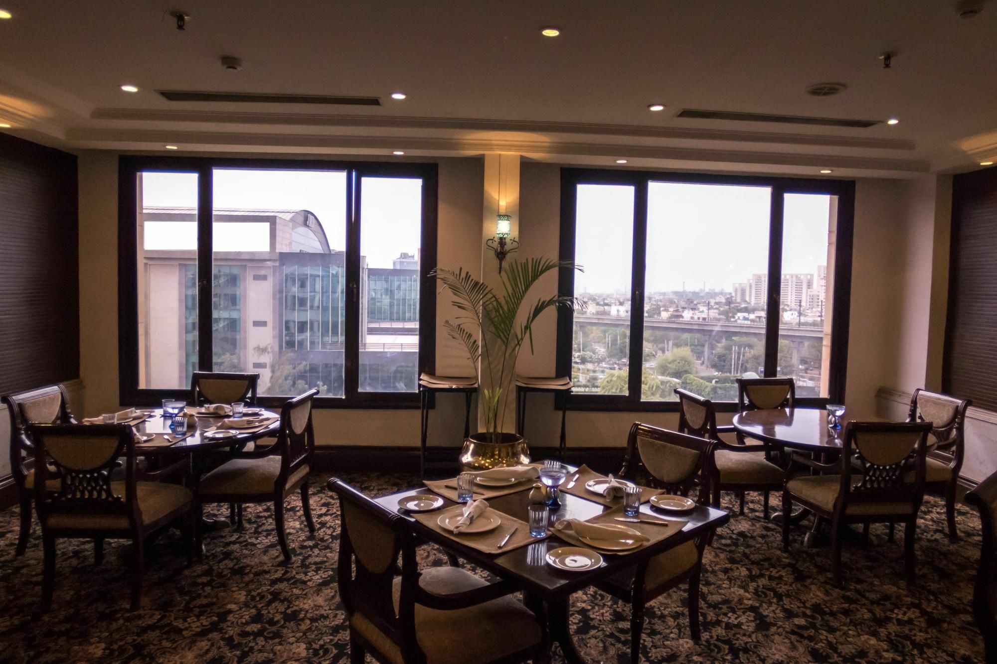 Hotel The Bristol Gurgaon Zewnętrze zdjęcie